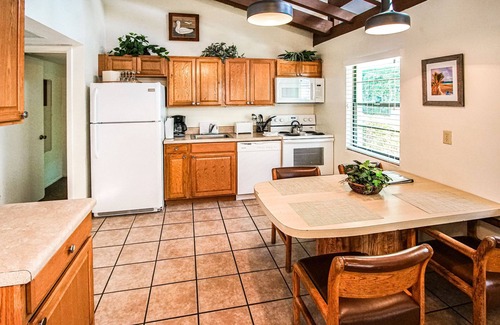 Palm Beach Shores Apartment | Beachfront Rental w/Ocean Views