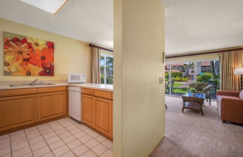 Kapaa Condo | Beachfront Resort Ground Floor AC! Steps to Beach & Pool