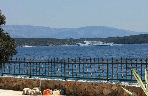 Stari Grad Villa | Beachfront Retreat Near Stari Grad