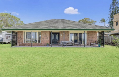 Godwin Beach House | BEACHFRONT - Seaview Bungalow