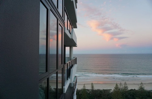 Burleigh Heads Apartment | Beachfront Sky Home in Prime Location