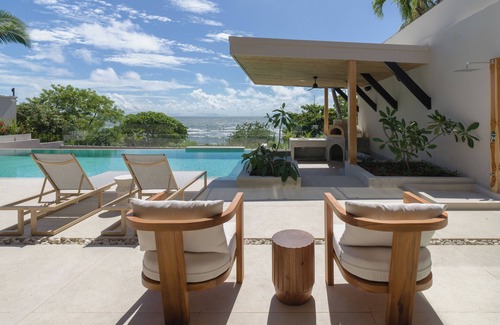 Playa Langosta Villa | Beachfront staffed Villa w/breakfast, jacuzzi, pizza oven
