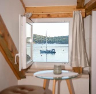 Vis Apartment | Beachfront Studio AndriNa