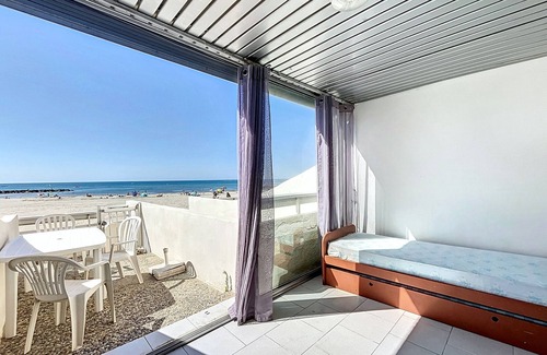 Carnon-Plage Apartment | Beachfront Studio for 4 with Terrace, WiFi, and Direct Beach Access