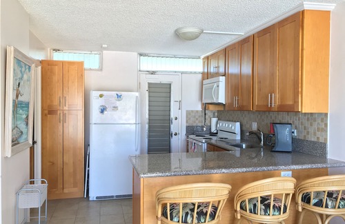 Makaha Condo | Beachfront Studio located on the 5th floor overlooking Makaha Beach