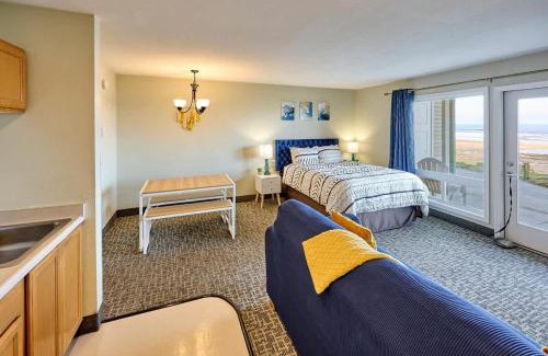Lincoln City House | Beachfront Studio - No Stairs - Patio - Full Kitchen