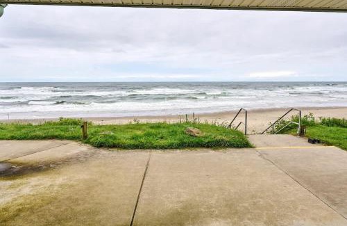 Lincoln City House | Beachfront Studio - No Stairs - Patio - Full Kitchen