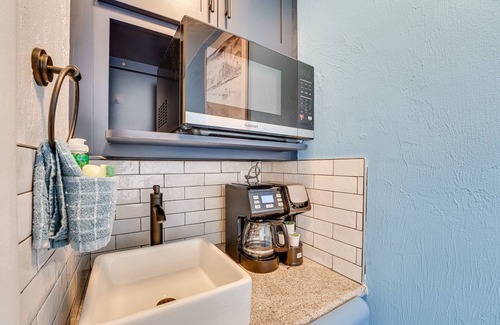 Bostwick Park Apartment | Beachfront Studio w/Community Indoor Pool!