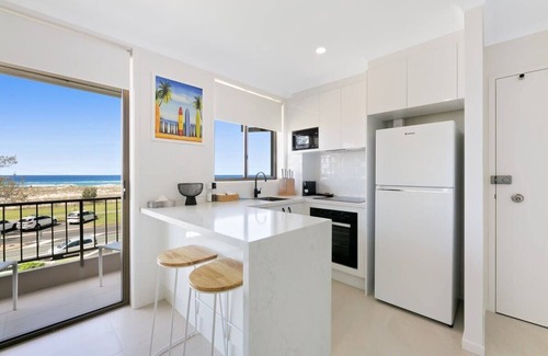 Coolangatta Apartment | Beachfront Studio with Balcony & Stunning Views