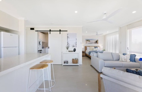 Coolangatta Apartment | Beachfront Studio with Balcony & Stunning Views