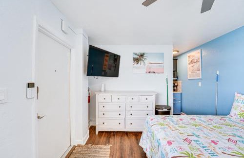 Bostwick Park Apartment | Beachfront Studio with Community Indoor Pool!