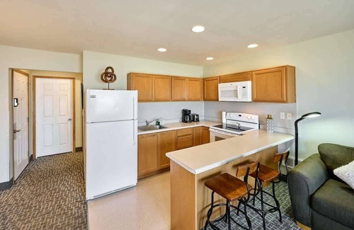 Lincoln City Condo | Beachfront Suite - Ocean Views - Heated Pool & Hot Tub!