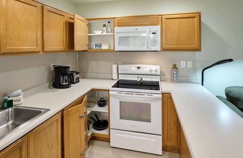 Lincoln City Condo | Beachfront Suite - Ocean Views - Heated Pool & Hot Tub!