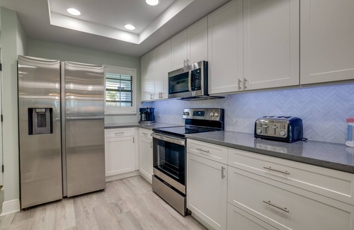 Holmes Beach Condo | Beachfront - Sun Plaza West 214 by SeaBreeze Vacation