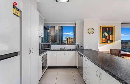 Gold Coast Apartment | Beachfront Surfers Paradise Apartment with Pool