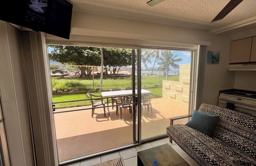 Makaha Condo | Beachfront surfers paradise, separate 1bdr, liv. room, and full sized kitchen!