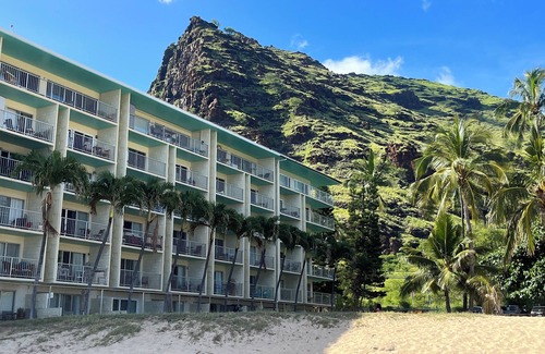 Makaha Condo | Beachfront surfers paradise, separate 1bdr, liv. room, and full sized kitchen!