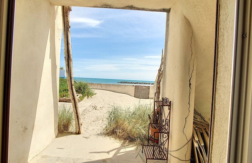 Carnon-Plage Apartment | Beachfront T4 Apartment with Terrace and Parking in Carnon