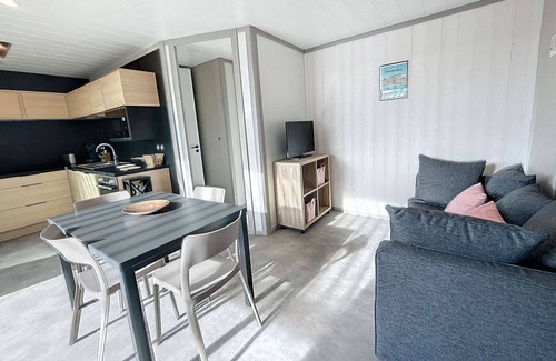 Jullouville-les-Pins Ski Chalet | Beachfront Terrace Retreat - 4 Guests, Heated Pool
