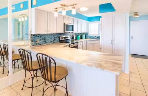 Biltmore Beach Condo | {Beachfront, Tiki Bar, Heated Pool, Hot Tub, Gym, FREE Beach Chair Service}