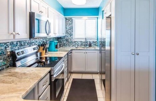 Biltmore Beach Condo | {Beachfront, Tiki Bar, Heated Pool, Hot Tub, Gym, FREE Beach Chair Service}