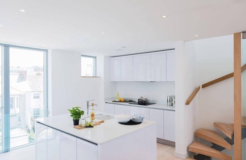 Newquay City Centre House | Beachfront Townhouse w/Lovely Sea Views, Newquay