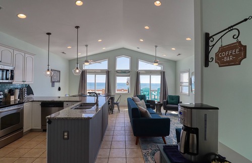 McCutcheon Field House | Beachfront! Hot Tub! Linens! Flexible Booking! Sleeps11! New Listing! Remodeled!