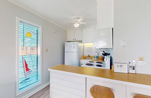 Sneads Ferry Condo | Beachfront condo with ocean views, balcony, WiFi, & shared grills
