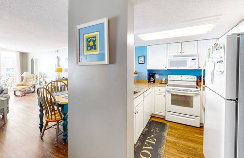 Sneads Ferry Condo | Beachfront charmer with ocean & beach views, pool, game room & gym