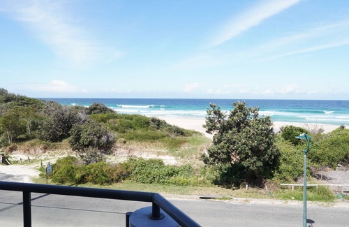 Blueys Beach House | Beachfront Views - Sleeps 6 comfortably + Pets welcomed!