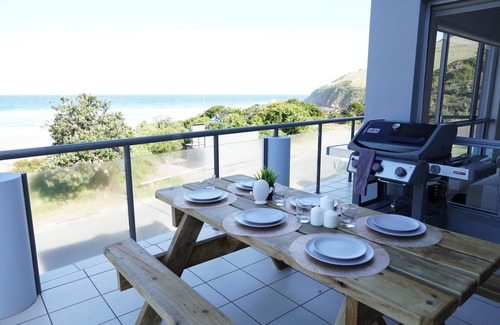 Blueys Beach House | Beachfront Views - Sleeps 6 comfortably + Pets welcomed!