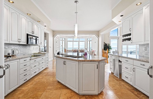 Ontario House | Beachfront Villa/Cottage for Ren –Sleeps 15,Private Beach,close to Niagara Falls