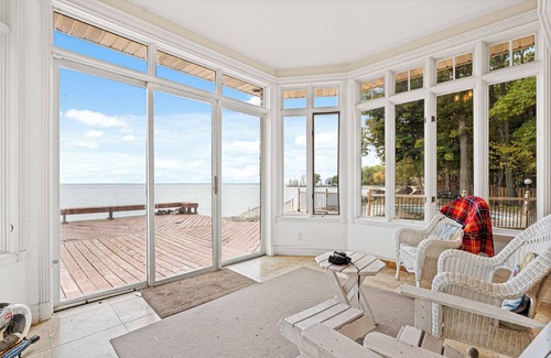 Ontario House | Beachfront Villa/Cottage for Ren –Sleeps 15,Private Beach,close to Niagara Falls
