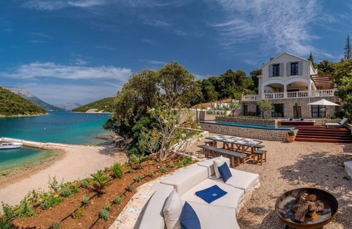 Cove Tri Zala (Zrnovo) Villa | Beachfront Villa Feodora Grande with Pool