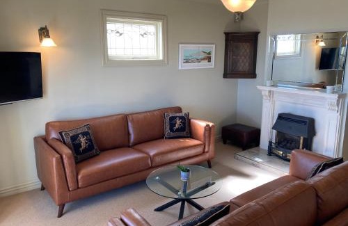 Ahuriri Villa | Beachfront Villa