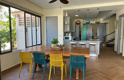 El Limon House | Beachfront Villa perfect for a family getaway! Pet-friendly + services.