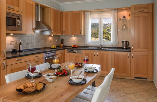 Svoronata Villa | Beachfront Villa Tramonto - Minies
