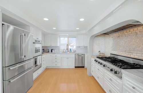 Hollywood House | Beachfront Villa w/Direct Beach Access & Elevator!