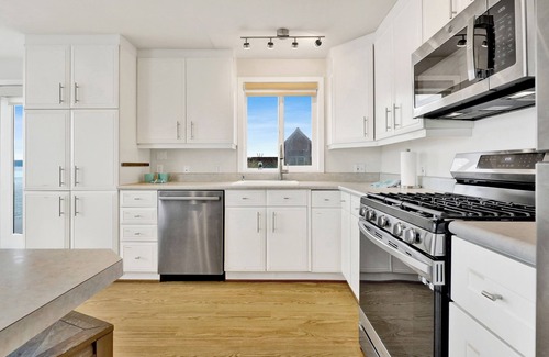 Langley House | Beachfront, Water & Mountain Views, Epic Deck on Whidbey Island!