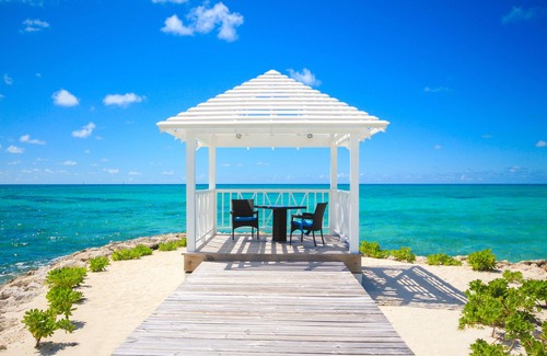Palm Cay Villa | Beachfront - White Sand - Turquoise Water - Pool