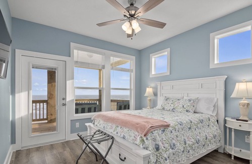 Port Bolivar House | BEACHFRONT WITH BEACH ACCESS! Quiet, Family-Friendly Area. Seashell paradise.