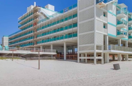 Panama City Beach Apartment | Beachfront- with Pool-Walking Distance to Dining