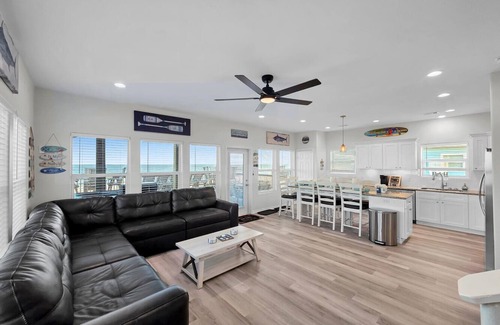 Port Bolivar House | BeachfrontHeatedPool!HotTub!Weddings!EventParking!Sleep24!Pets!Starlink!PuttPutt