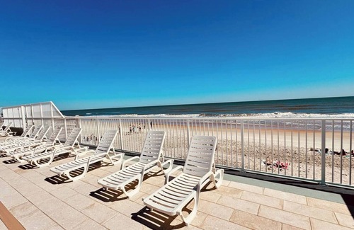 East Daytona Apartment | Beachline Breeze (On the Strip)