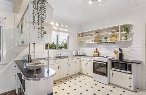 Scarborough House | Beachside 3-Bed family Home with Parking & Veranda