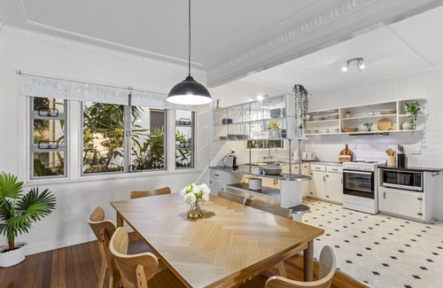 Scarborough House | Beachside 3-Bed family Home with Parking & Veranda