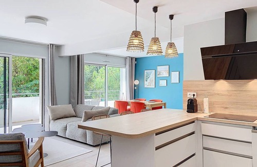 Les Lecques Apartment | Beachside Apartment with Terrace, Pool, and AC