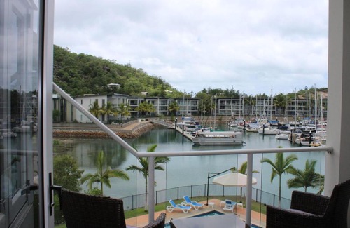 Nelly Bay Apartment | Beachside Apartment 17