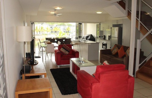 Nelly Bay Apartment | Beachside Apartment 17