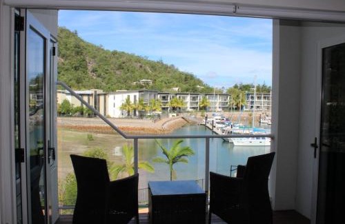 Nelly Bay Apartment | Beachside Apartment 17